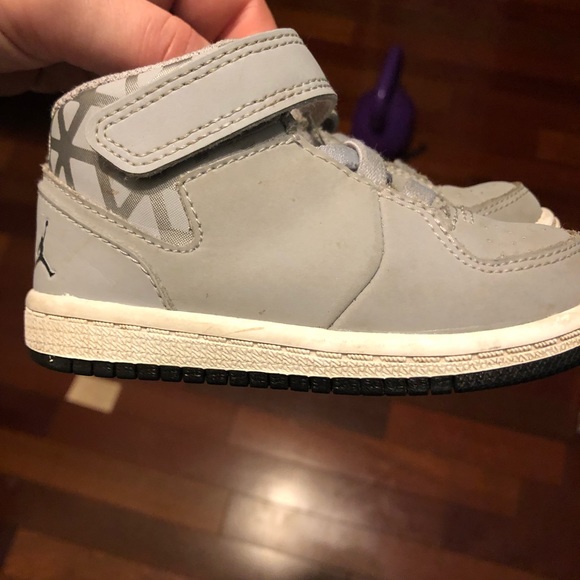 Nike Jordans- Toddler - Size 6c (grey and white) - Picture 6 of 8